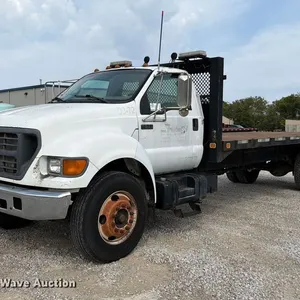 2000 Ford F-650 flatbed truck