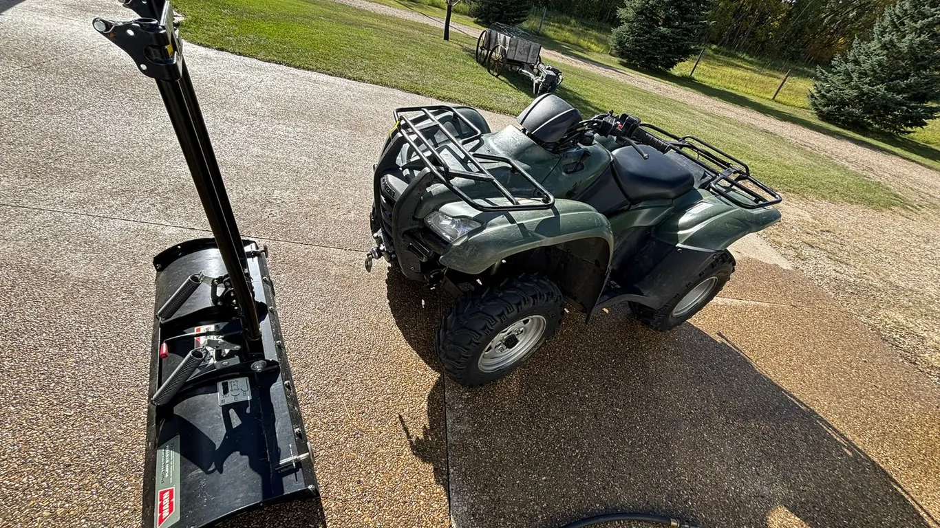 2007 HONDA FOURTRAX RANCHER 420 ATV, 4X4, 2,566 KM SHOWING W/ 50" SNOW BLADE S/N 1HFTE354074010497