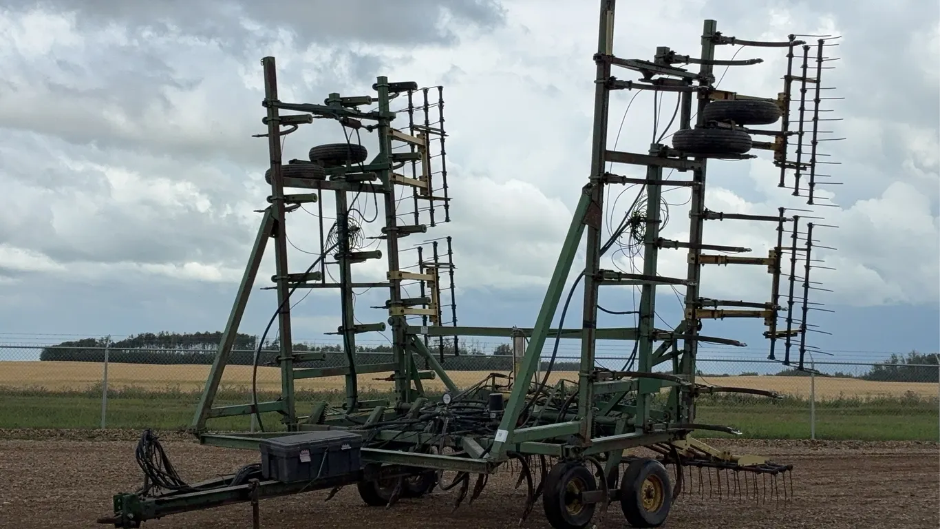 John Deere E1610 41 FT. Cultivator W/ NH3 Applicator