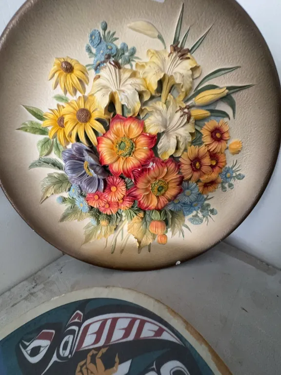 2 Decorative Plates: Wedgwood Floral Plaque and Northwest Coast Art Plate