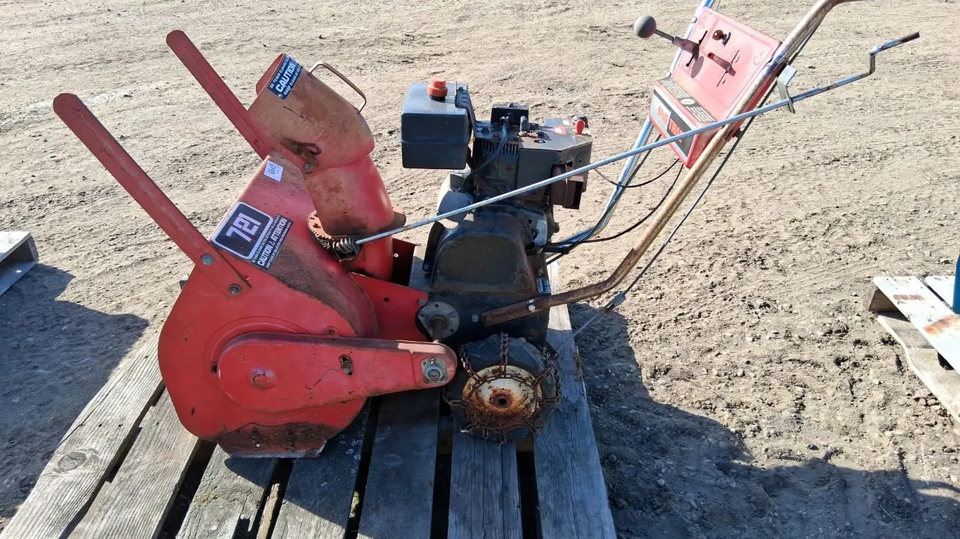 Snowtrac 21" Snowblower ( Needs Carb Clean)
