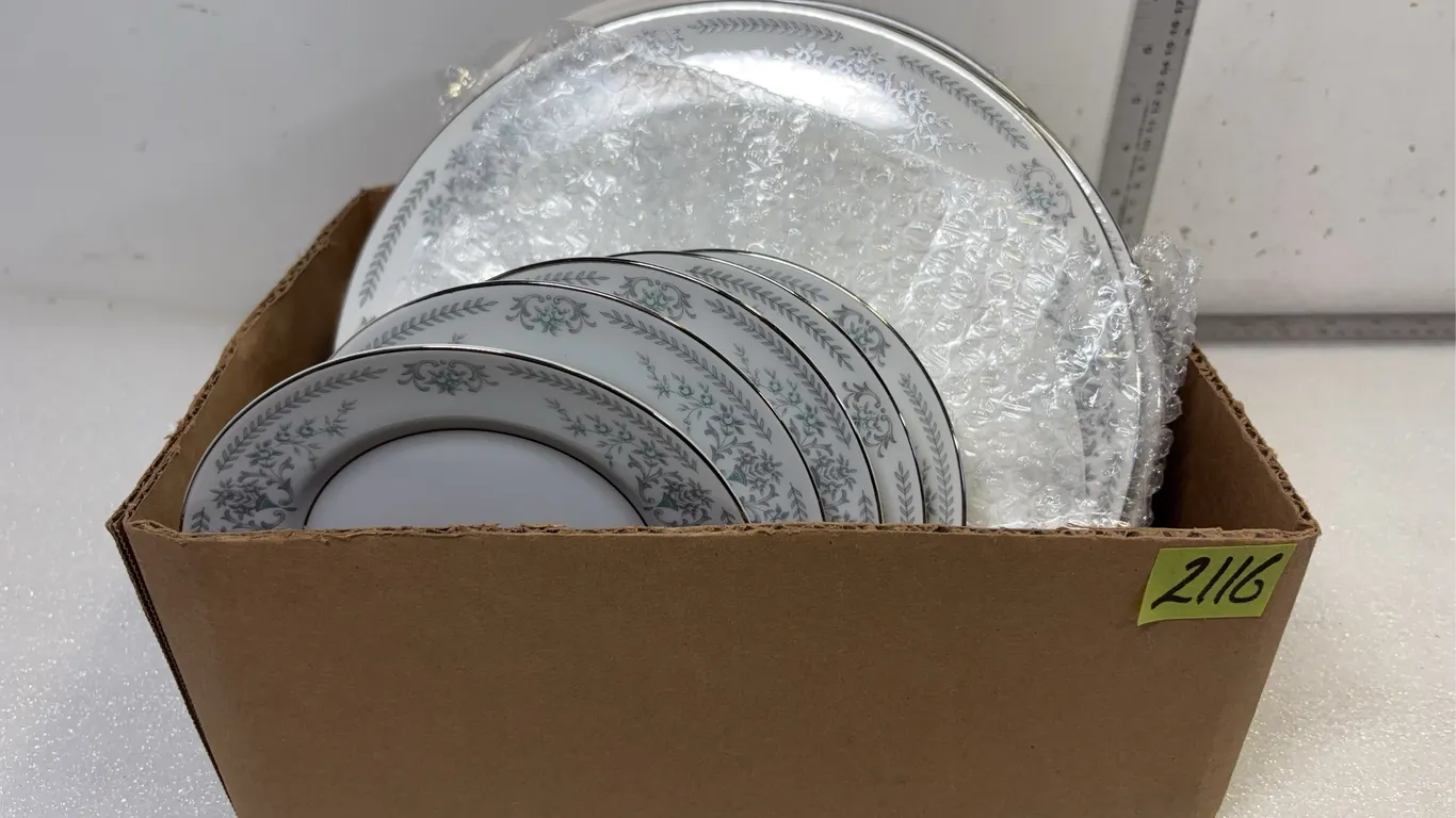 Box of Assorted Sizes of China Plates, Approx. 14 Plates *Unreserved*