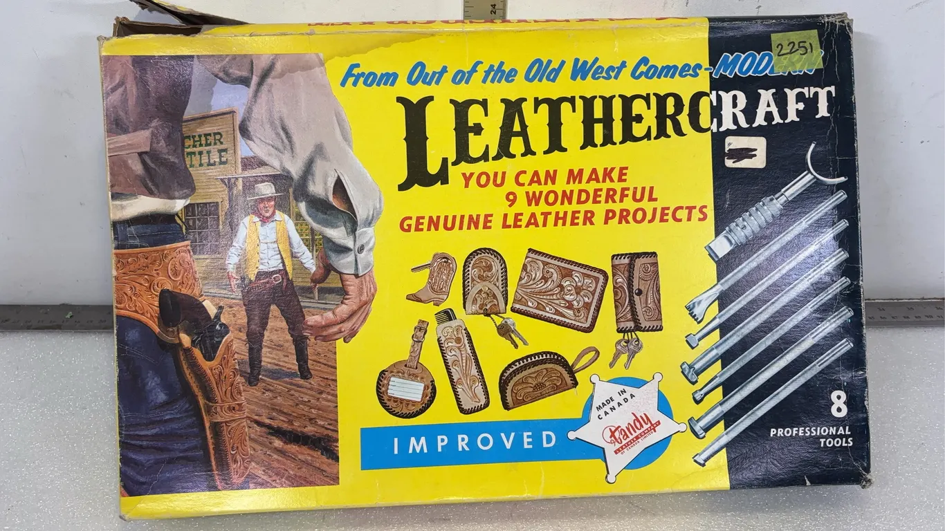 Leathercraft Beginners Kit, Approx. 18"x12"3" *Unreserved*