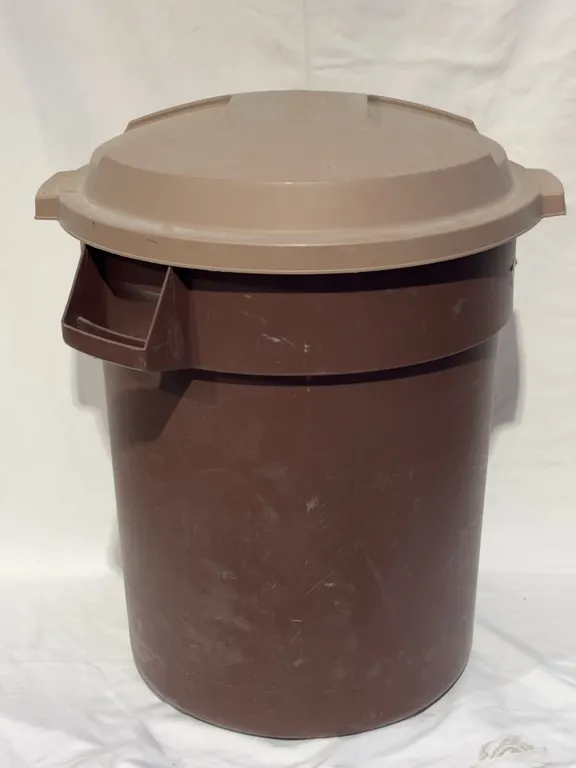 Rubbermaid Roughneck 77L Garbage Can, Approx. 25"x19" *Unreserved*