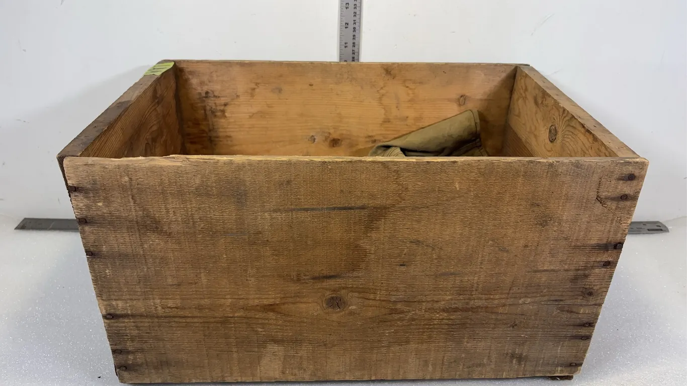 Vintage Wood Crate w/ Shorts, Approx. 20"x12"x11" *Unreserved*