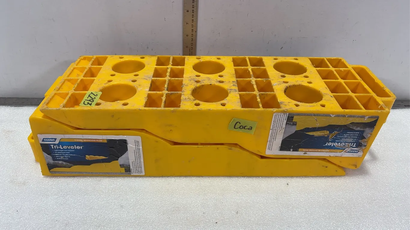 Camco Tri-Leveler Wheel Blocks, Approx 21"x8" *Unreserved*