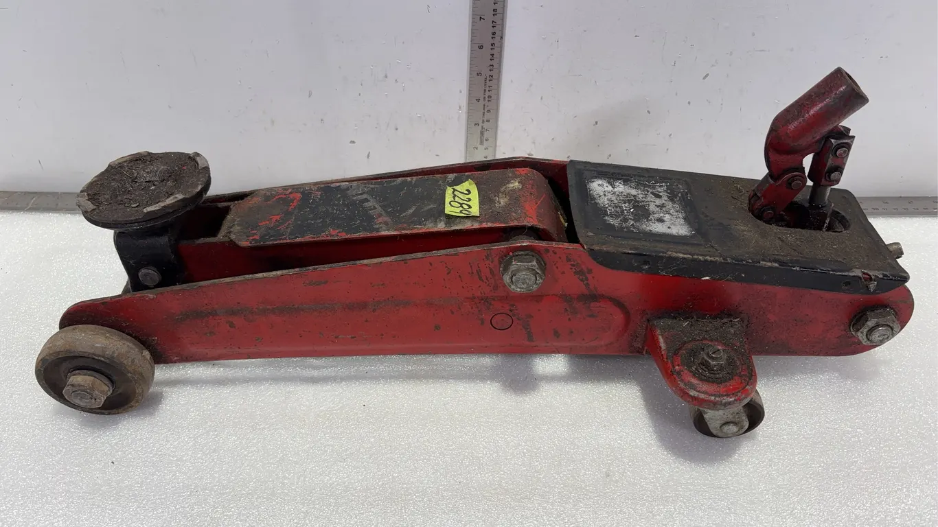 MotoMaster 2 Ton Trolley Floor Jack, Approx. 24"x6"x6" *Unreserved*