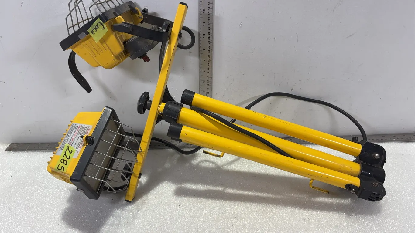 Dual-head Corded Work Light w/ Telescoping Tripod Stad (One Light Broken), Approx. 25"x15" When Folded Up *Unreserved*