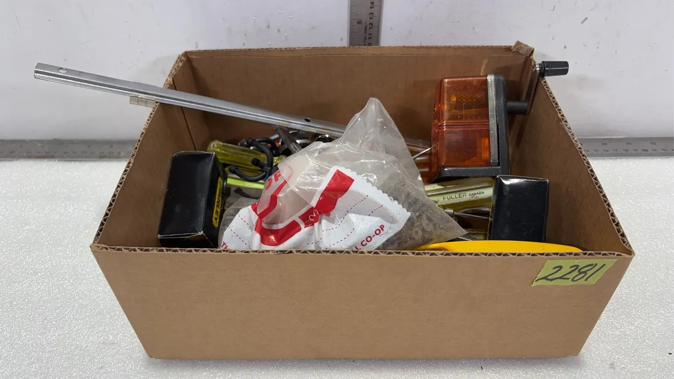 Assorted Tools, Utility Knives, Screws, Pencil Sharpener *Unreserved*