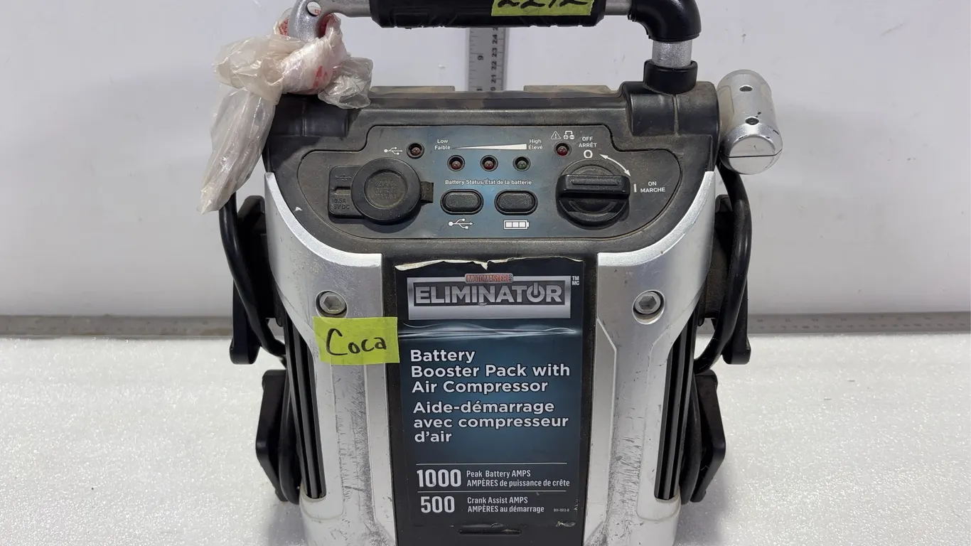 Motomaster Eliminator Battery Booster Pack with Air Compressor, Approx. 7"x11"x13" *Unreserved*