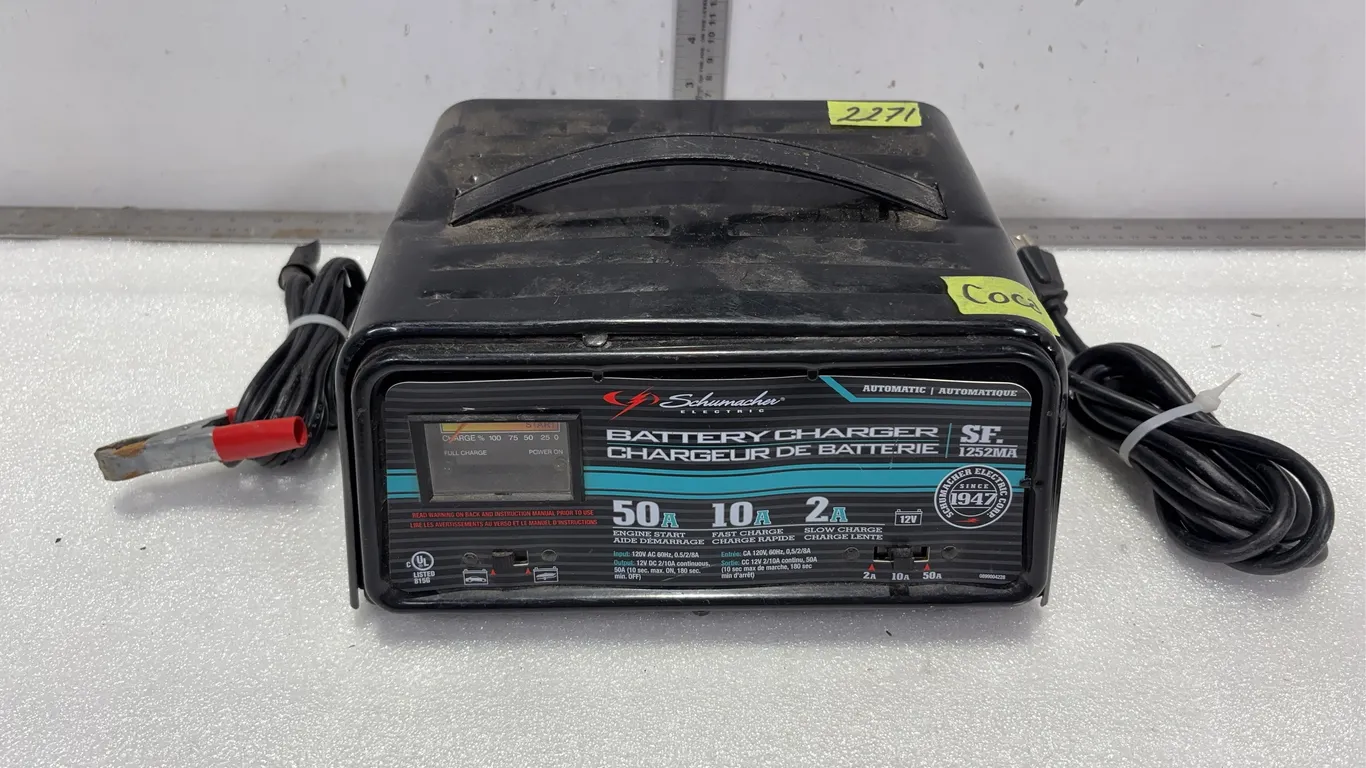 Schumacher Electric Automatic Battery Charger and Engine Starter, Approx. 10"x8"x5" *Unreserved*