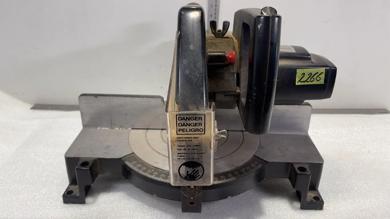 Black & Decker Professional Miter Saw 10" Model 1703 Series, Approx. 18"x19"x14" *Unreserved*