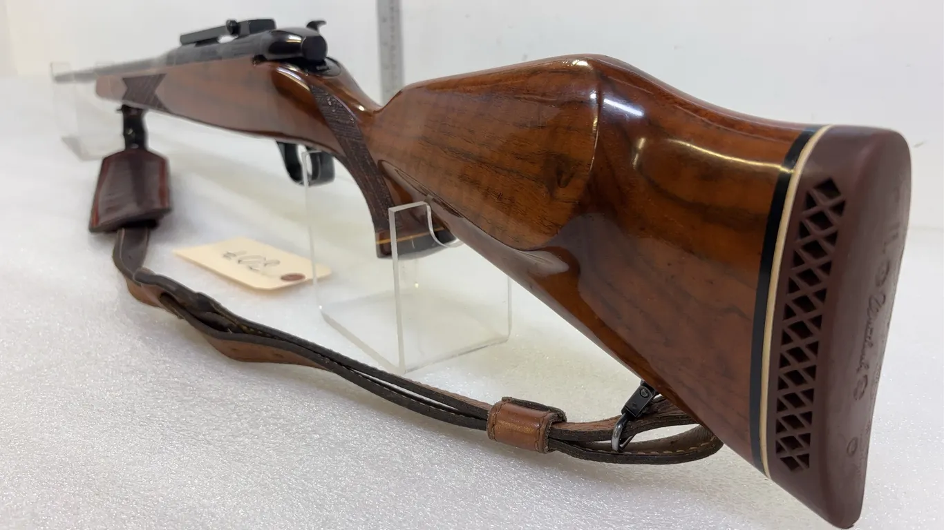 Weatherby MK 5 .300 Wby Mag Bolt Action Rifle, w/ Swivels/Sling, SN: H95900 *Unreserved*