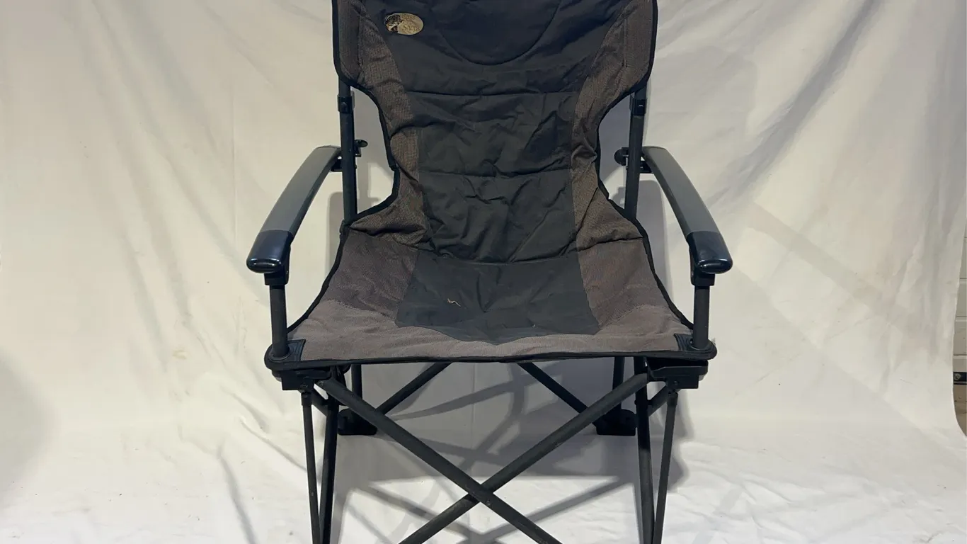 Bass Pro Shops Folding Lawn Chair w/ Snow Brush, Approx. 26"x28"x38" *Unreserved*