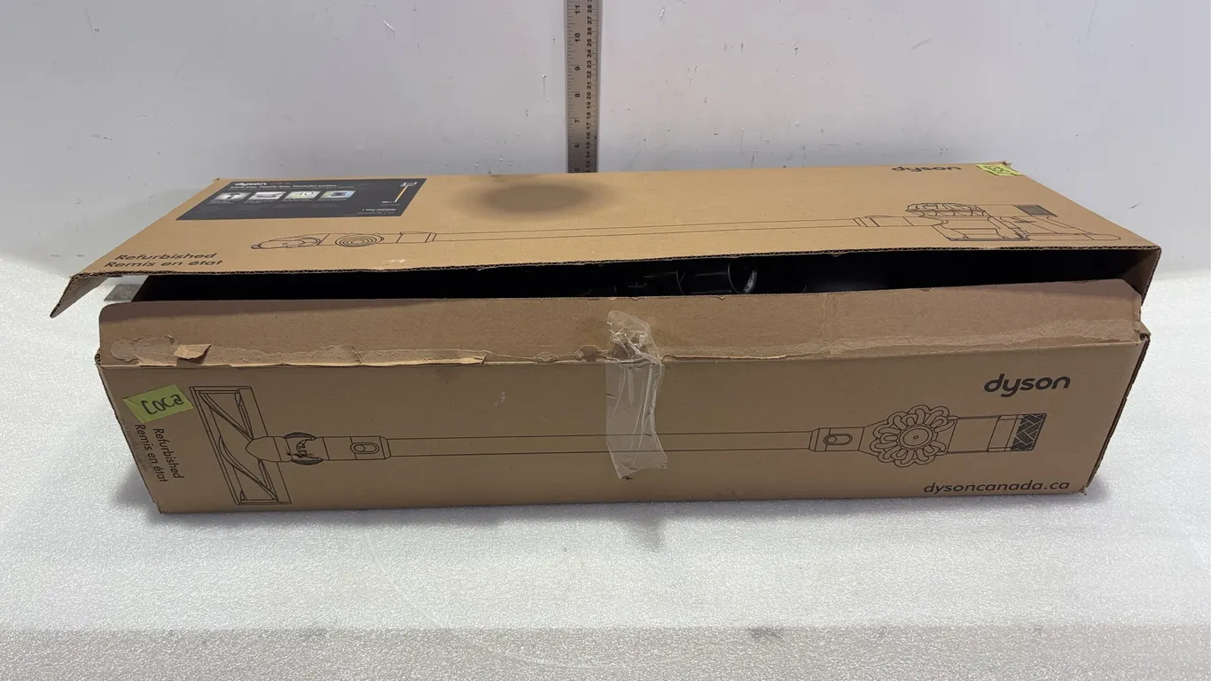 Dyson V8B Cordless Vacuum, Approx. 29"x11"x6" *Unreserved*