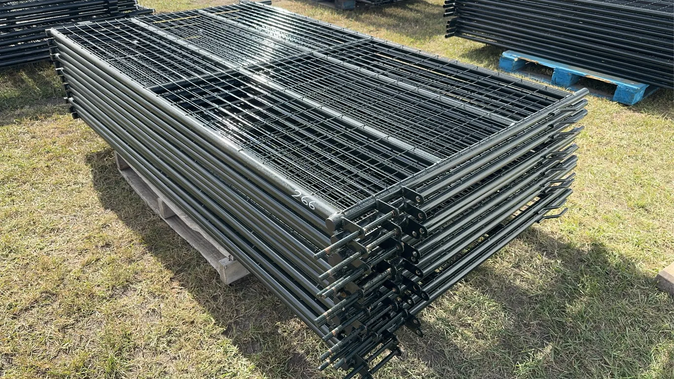 12 - Super Duty Magnum Mesh Sheep Panels, 1 1/4'' Tubing, Approx. 7' x 4'3'' ( 12 x Bid Price ) *Unreserved*
