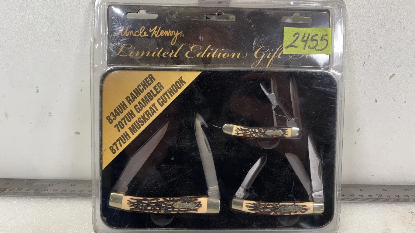 Uncle Henry LE Knife Gift Set, Approx. 4 pce 8"x6"x1 1/2", *Unreserved*