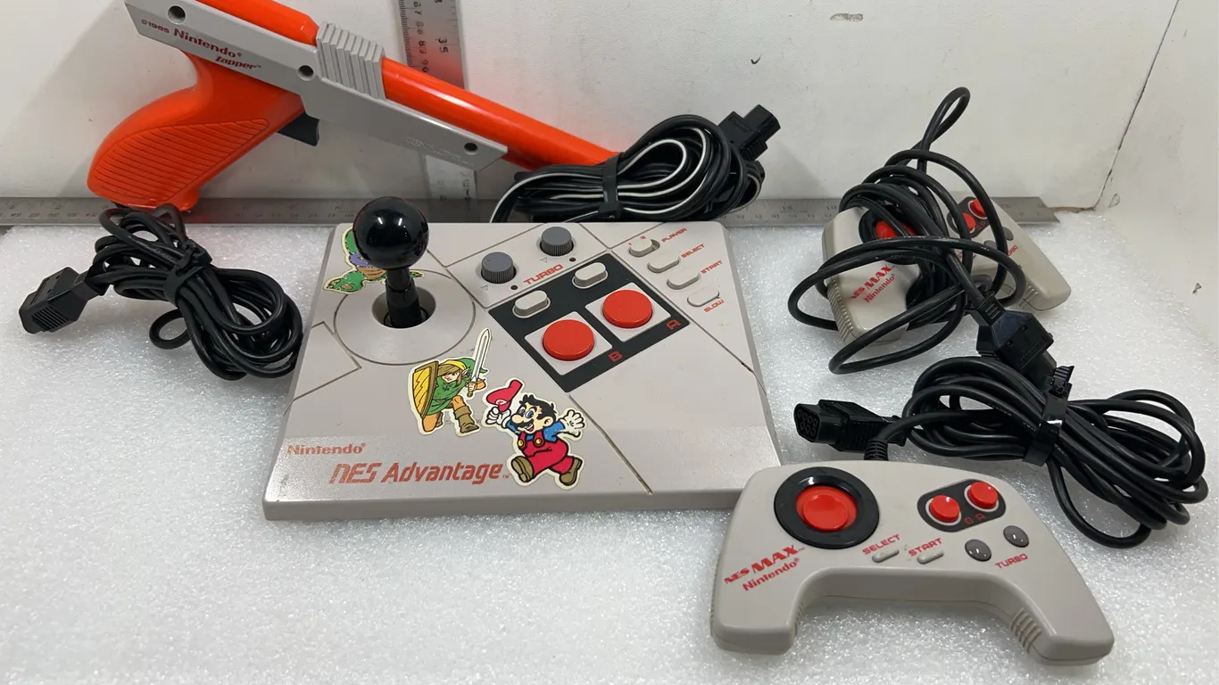 Nintendo NES Advantage Console with Controller and Zapper Gun, Approx. 4 pce *Unreserved*