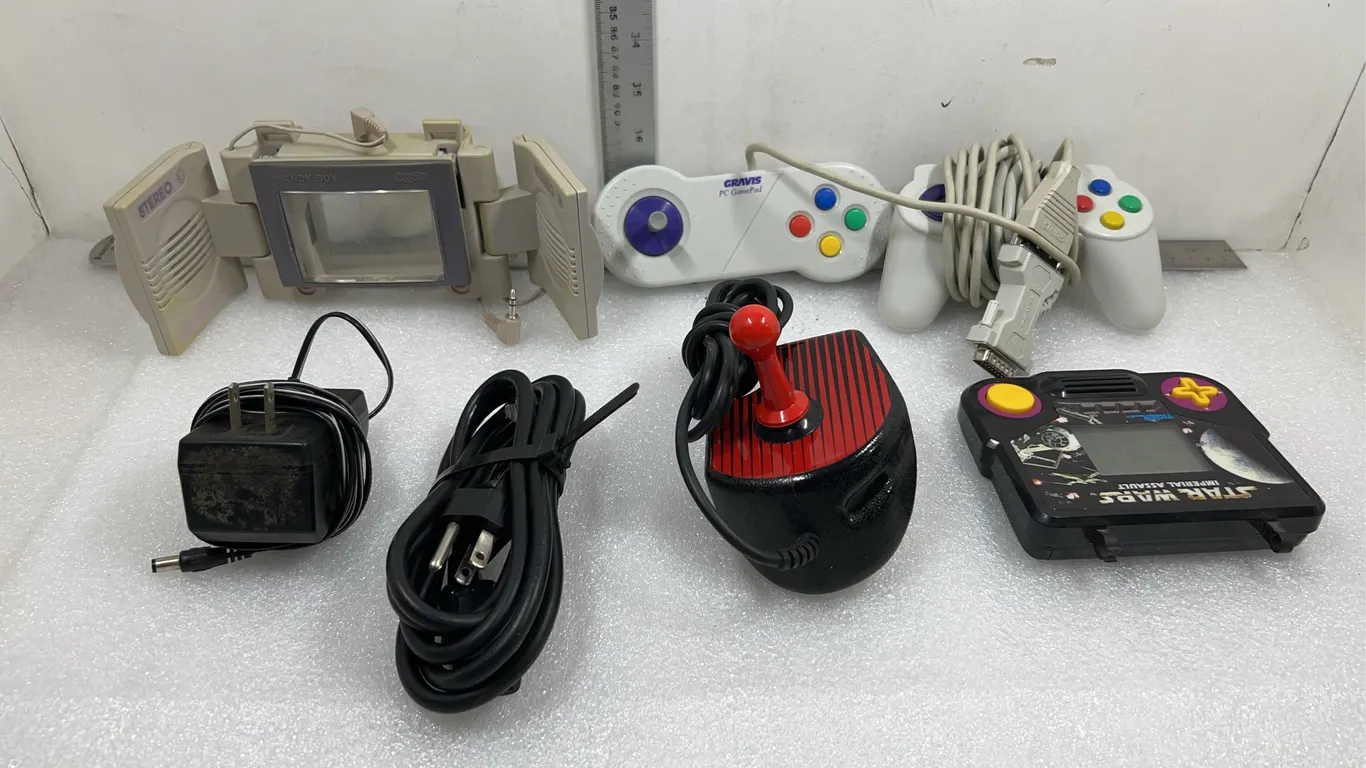 Assorted Video Game Controllers and Electronic Accessories, Approx. 6 pce *Unreserved*