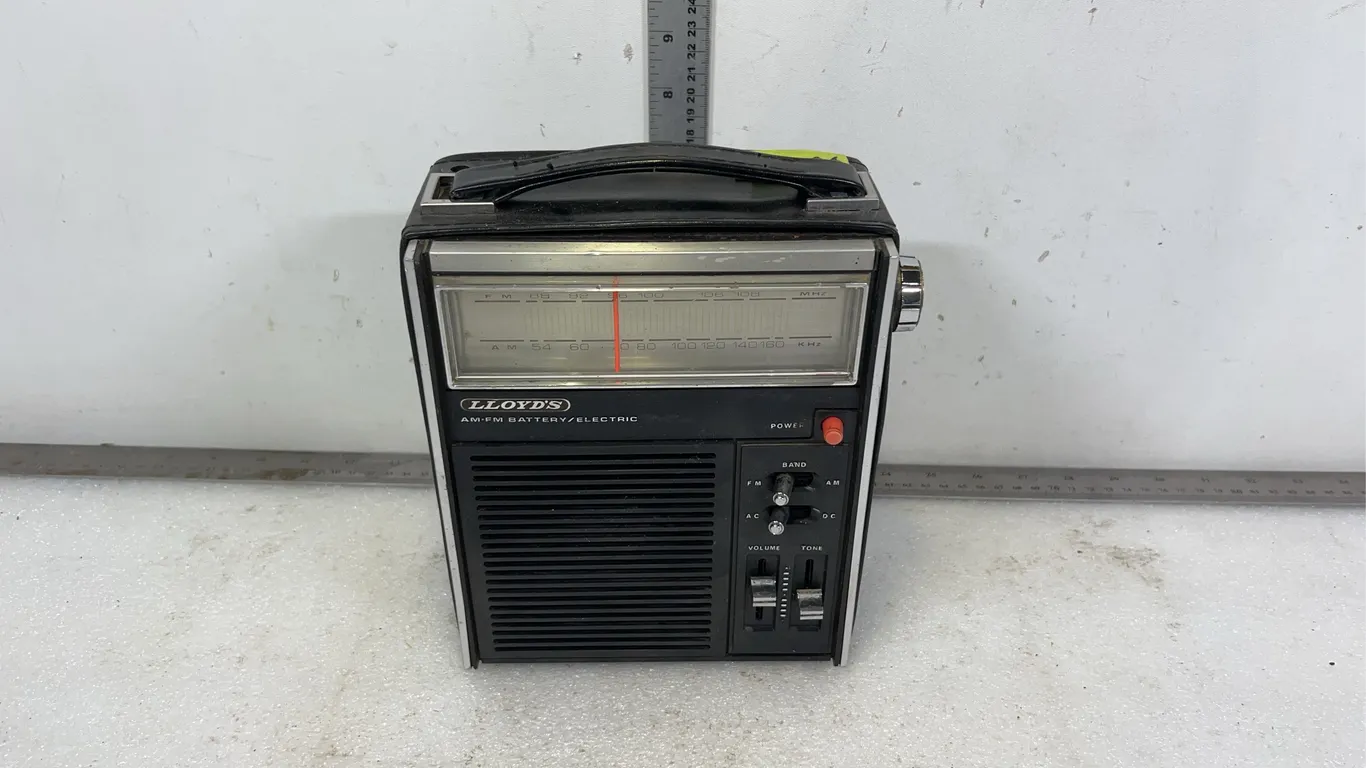 Vintage Lloyd's AM/FM Battery/Electric Portable Radio, Approx. 9"x8"x4" *Unreserved*