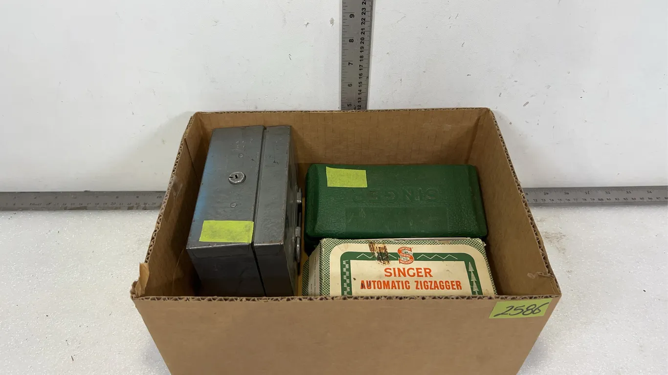 Singer Button Holder Kit, Singer Automatic Ziggzagger, Small Metal Lock Box, Approx. 3 pce *Unreserved*
