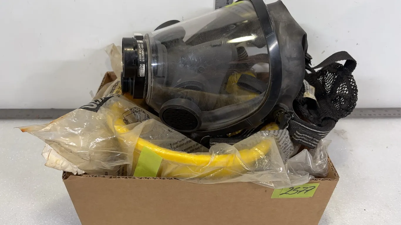 Scott Brand Air Filter Mask and Hard Hat, Approx. 2 pce *Unreserved*