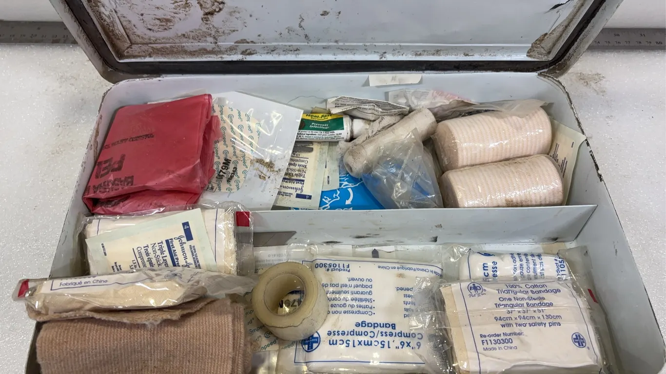 First Aid Kit, Approx. 15 pce *Unreserved*