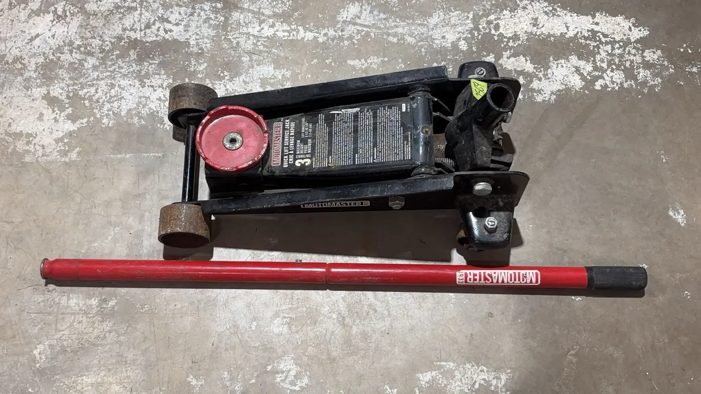 Motomaster Quick Lift Service Jack, Approx. 23"x12"x11" *Unreserved*