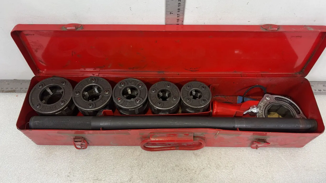 Swordfish Brand Enclosed Ratchet Drop Head Pipe Threader, Approx. 20"x5"x3" *Unreserved*