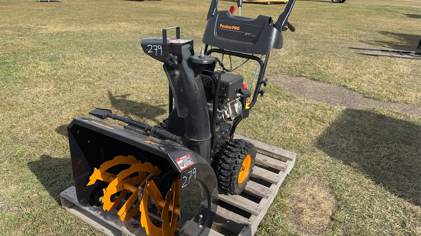 Poulan Pro Snow Thrower *Unreserved*