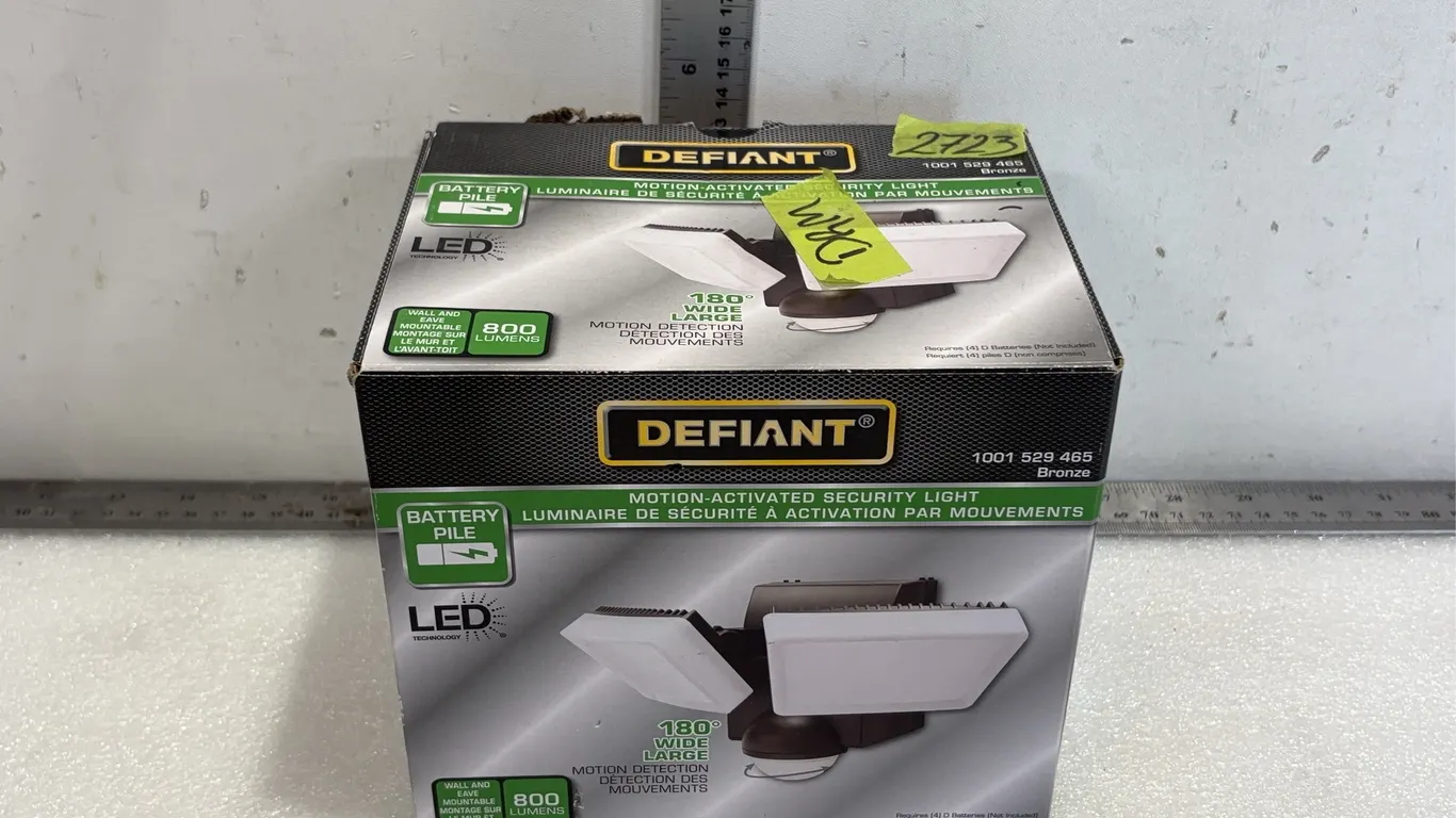 Defiant Brand Motion Activated Security Light, 800 Lumens, 180 Degree Coverage, LED, Approx. 7"x6"x6" *Unreserved*