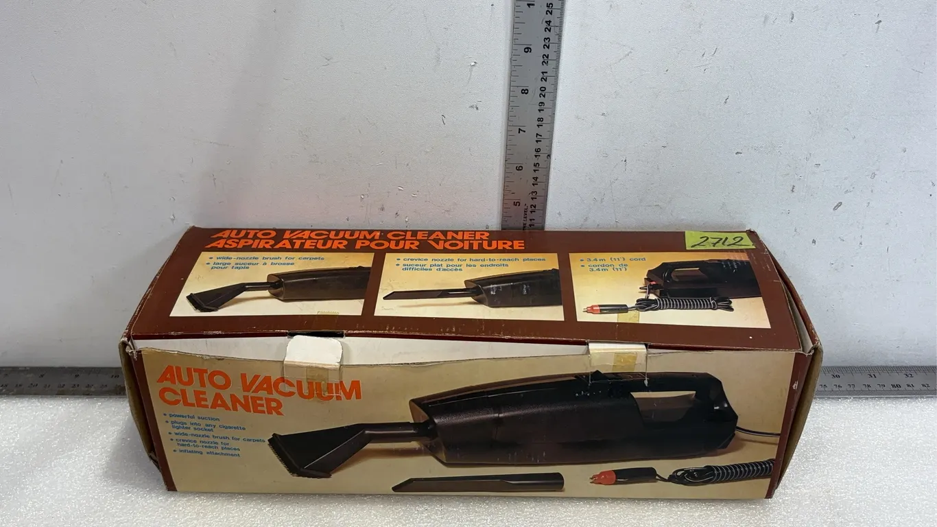 Vehicle Auto Vacuum Cleaner, Plugs into Cigarette Lighter Socket, Approx. 16"x5"x5" *Unreserved*