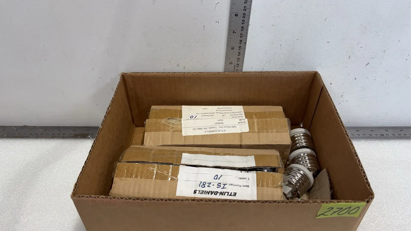 Assorted Light Socket Adapters, Approx. 19 pce *Unreserved*