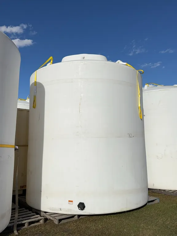 Norwesco Vertical Poly Water Tank w/ftg, Approx. 12' x 12' x 13' high, 10,000 Us Gallons, 8340 Imperial Gallons, *Unreserved