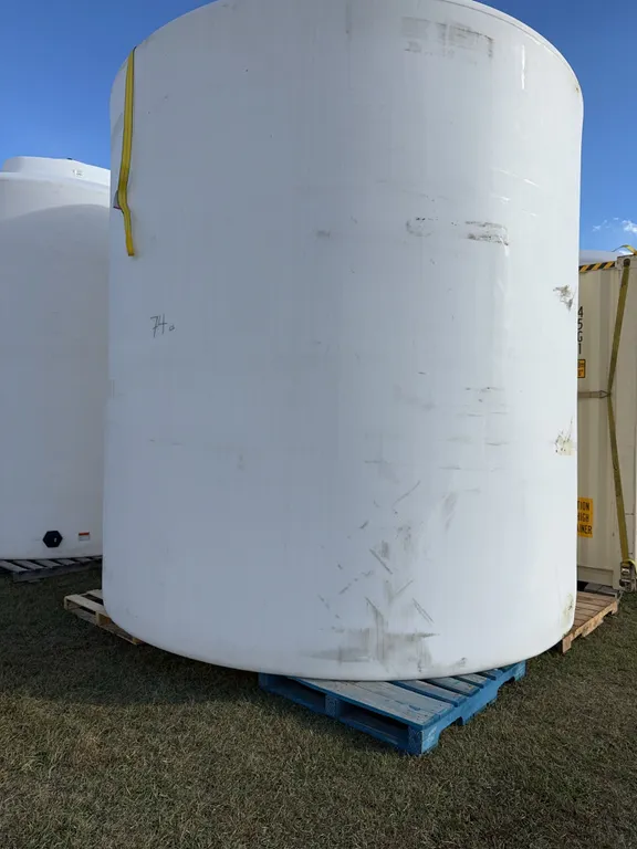 Norwesco Vertical Poly Water Tank w/ftg, Approx. 12' x 12' x 13' high, 10,000 Us Gallons, 8340 Imperial Gallons, *Unreserved