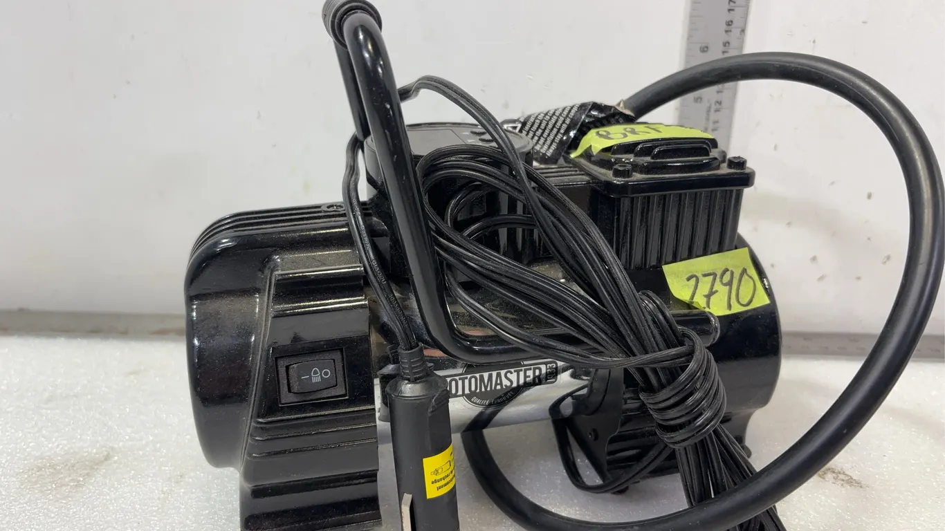 Motomaster Portable 12V Air Compressor, Approx. 8.5"x5"x6" *Unreserved*