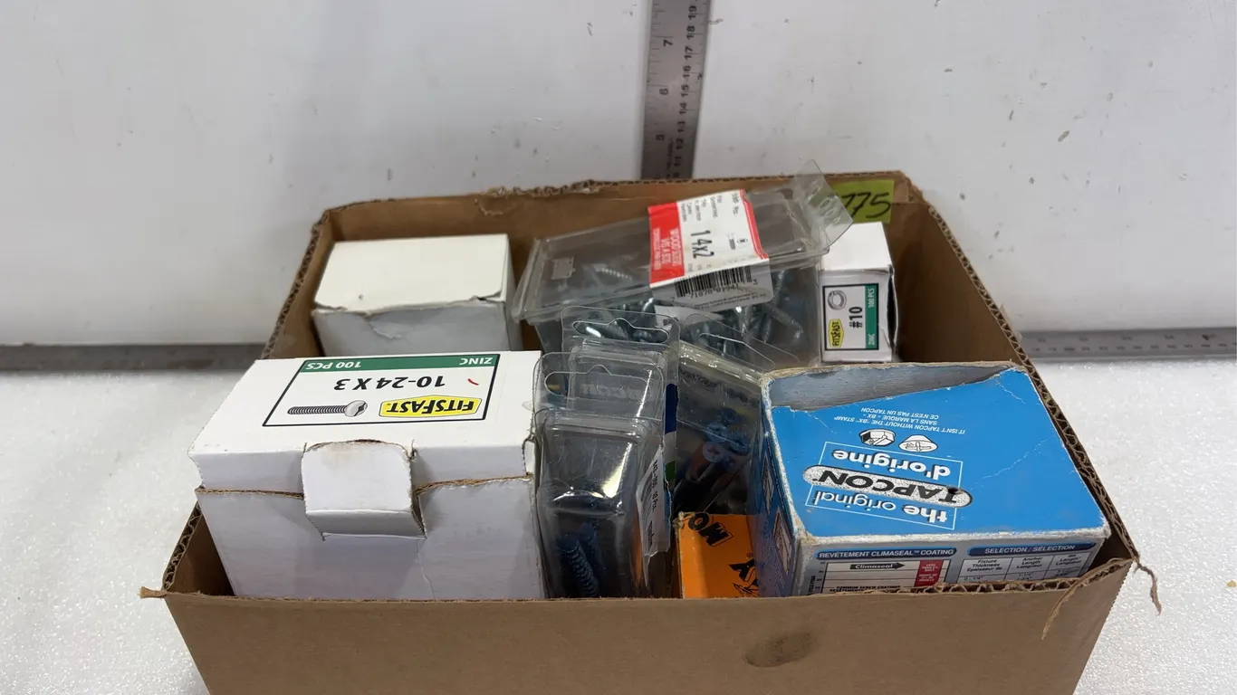 Assorted Boxes and Sizes of Screws and Bolts, Approx. 12 pce *Unreserved*