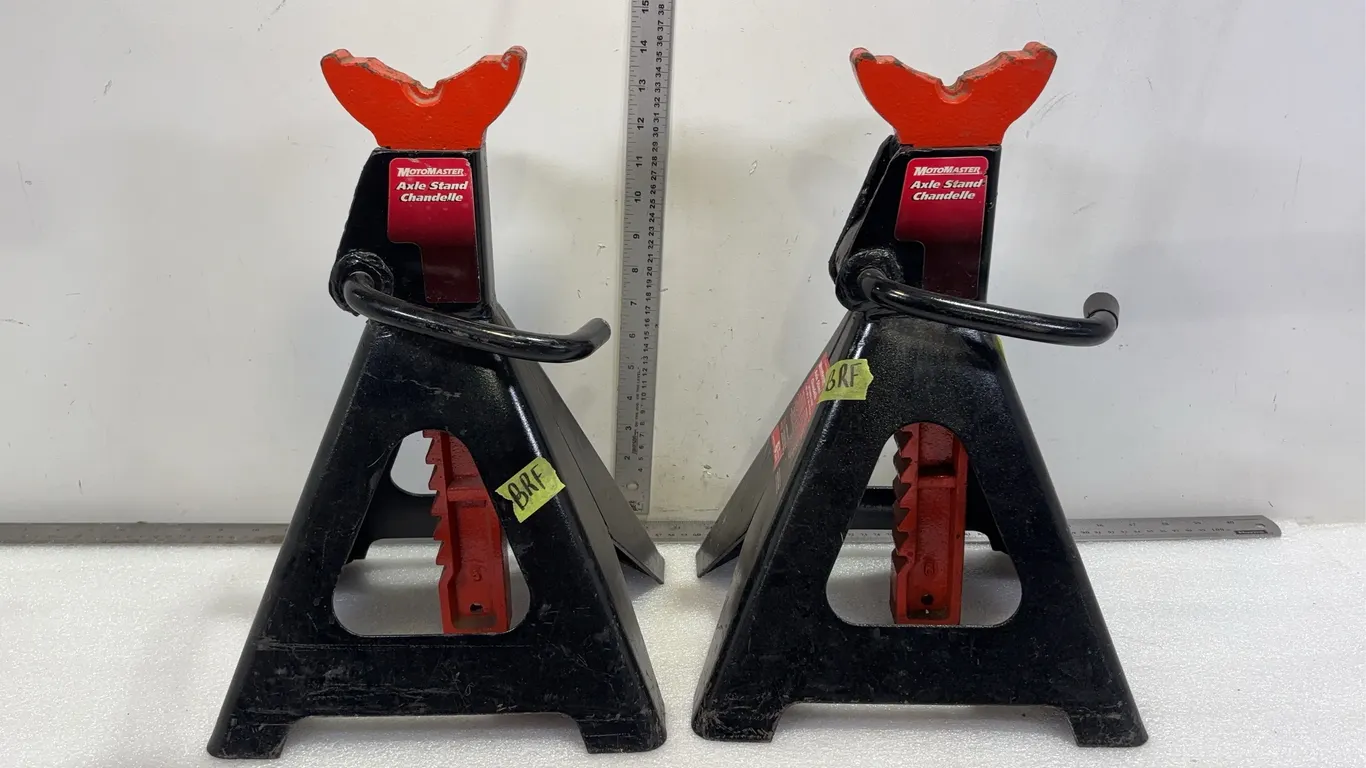 Motomaster Axle Stands, 6 Ton Capacity, Lift Range 15 3/8" - 24 5/16", Approx. 2 pce *Unreserved*