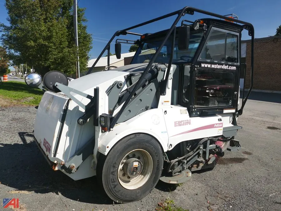 (#8) 2010 Elgin Pelican Series-P Sweeper
