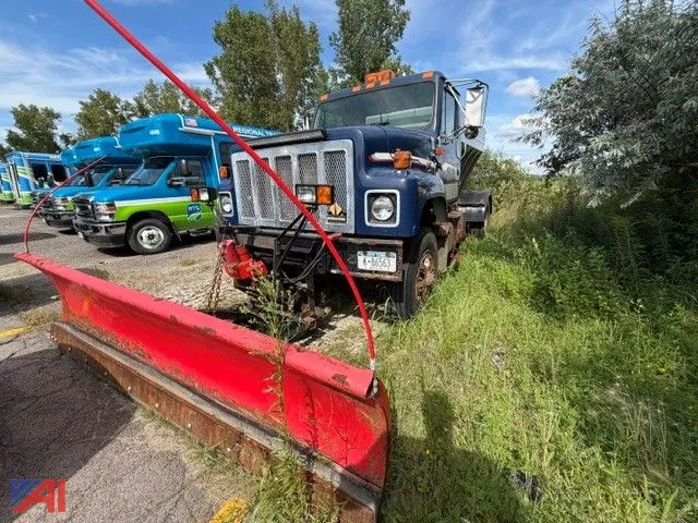 (#9008) 1995 International 2574 Sander Truck with Plow