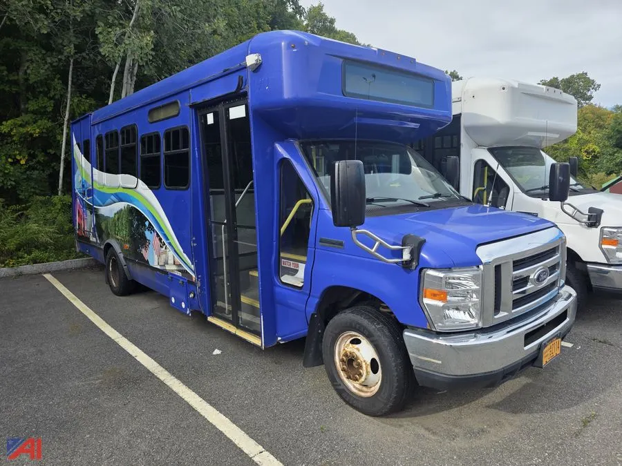 (#1) 2017 Ford E-450 Super Duty Shuttle Bus