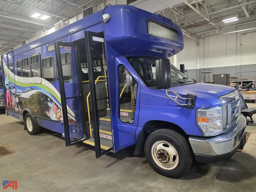 (#3) 2018 Ford E-450 Super Duty Shuttle Bus