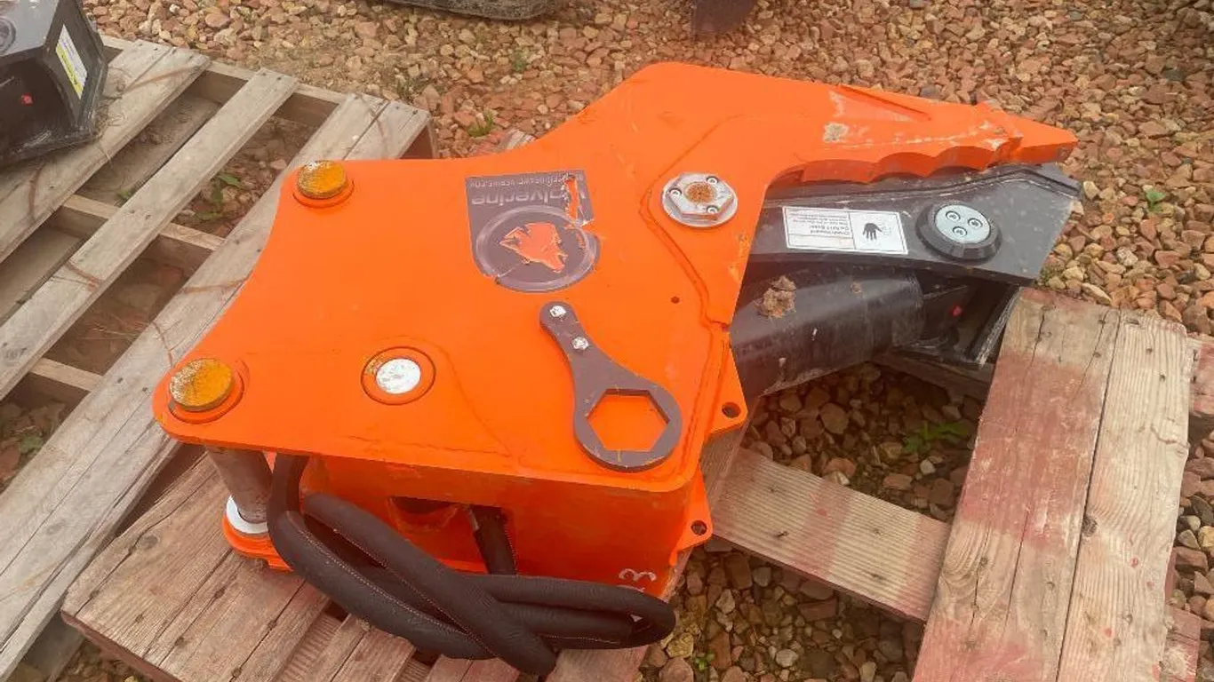 Hydraulic Clamp/Thumb Excavator Attachment