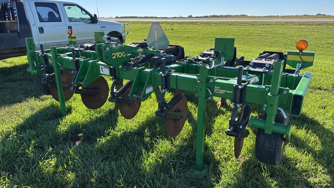 3351 - John Deere 2100 Ripper