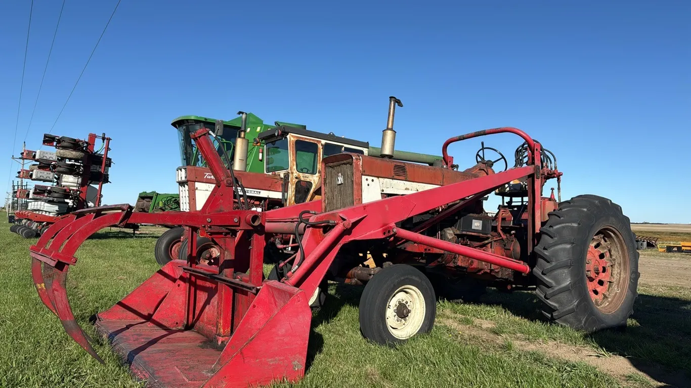 1253 - International 706 Tractor