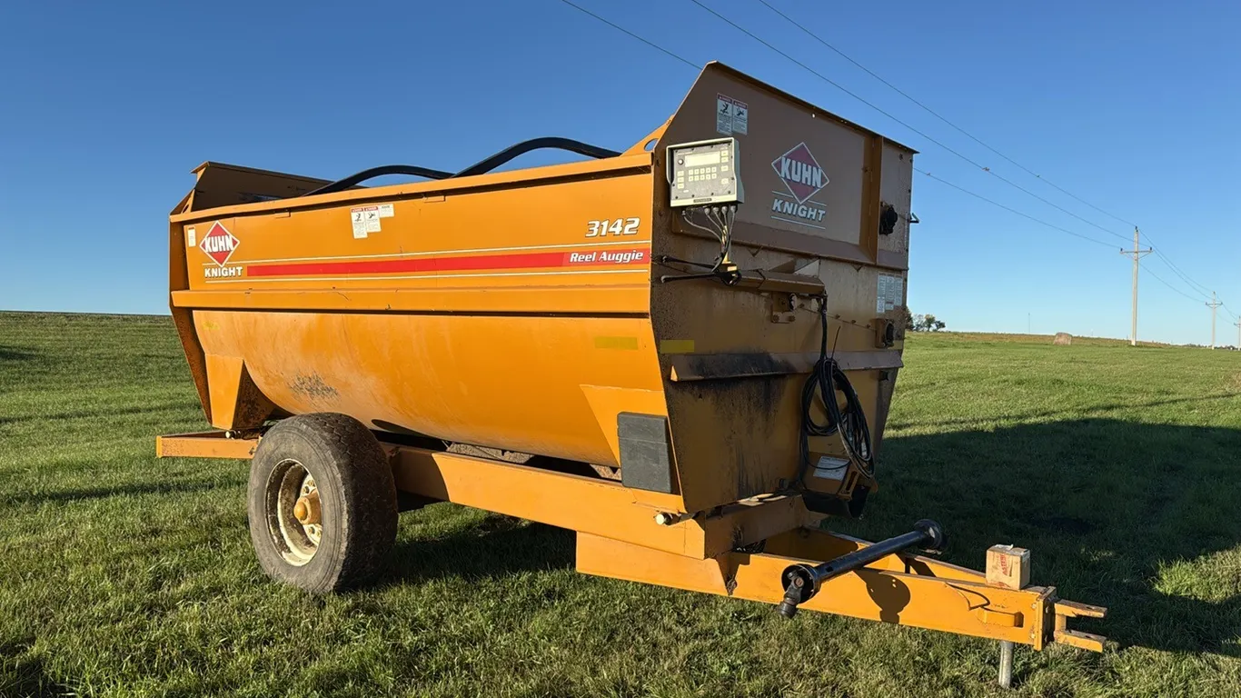 1388 - Kuhn/Kinght 3142 Feed Wagon
