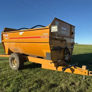 1388 - Kuhn/Kinght 3142 Feed Wagon
