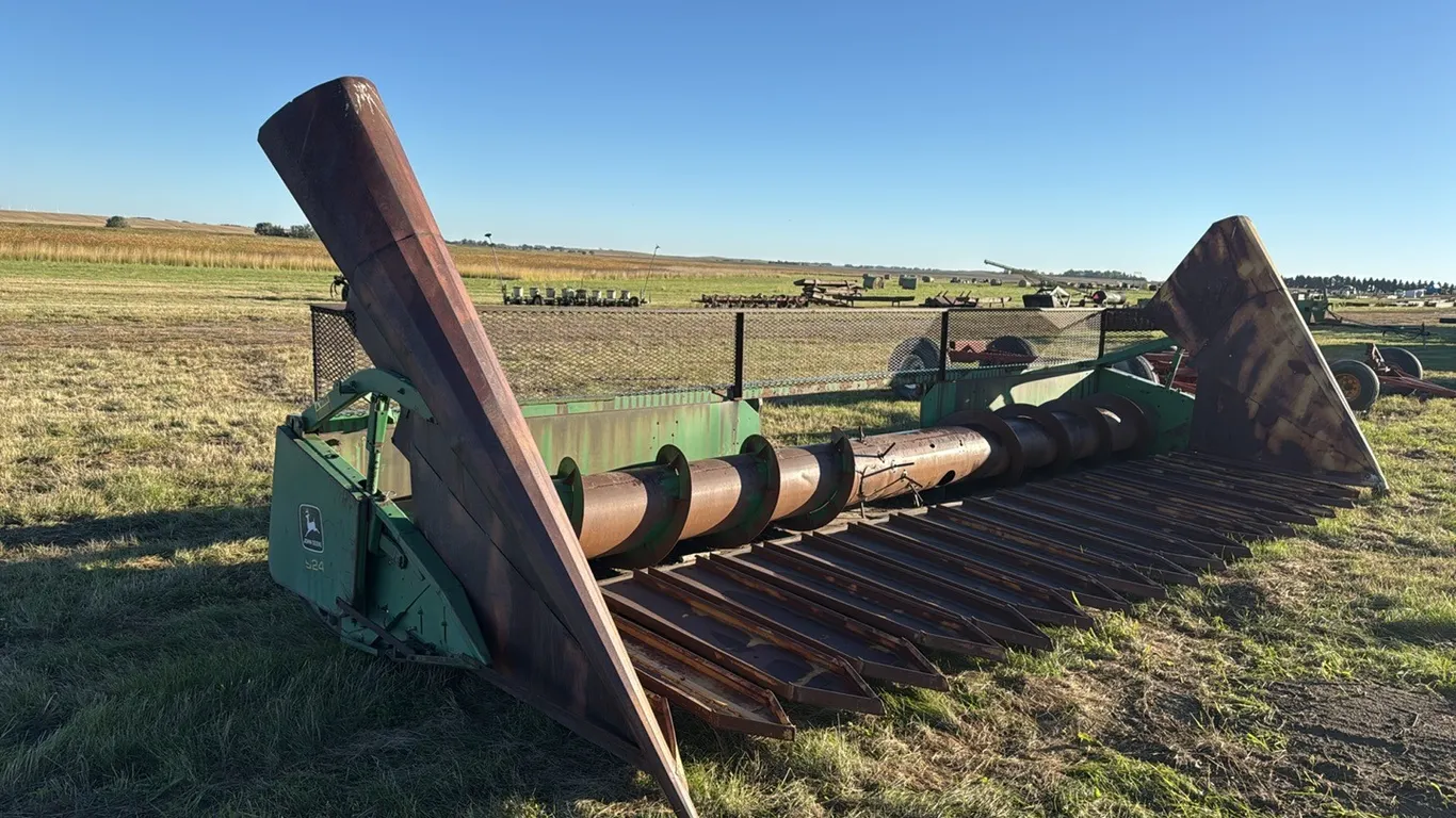 0039 - John Deere 924 Head w/ Pans