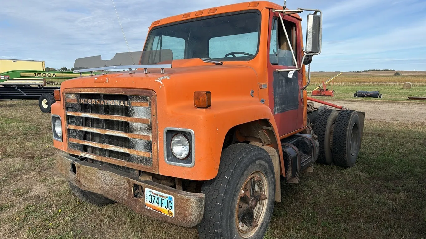 2939 - 1980 IH 1854 Single Ax Semi