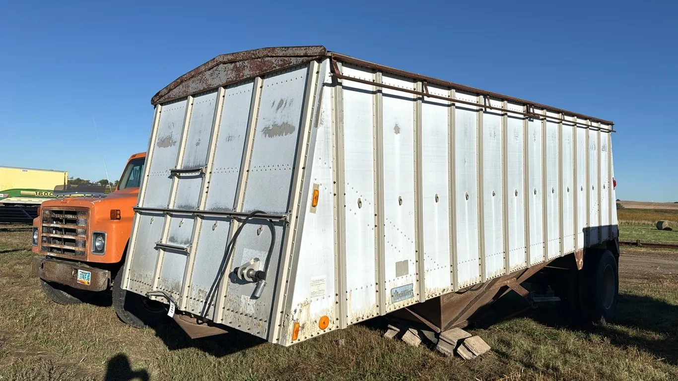 2447 - 1980 Merrit Hopper Trailer